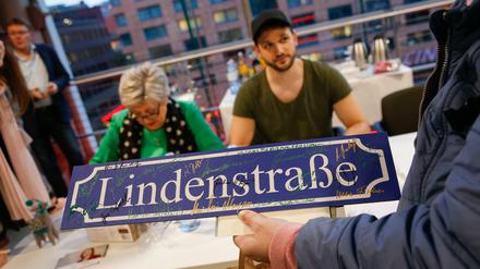 Abschied: Die Schauspieler der "Lindenstraße" signieren Autogrammkarten in der Deutsche Kinemathek, Museum für Film und Fernsehen. 373 Folgen der Serie wurden in die Mediathek der "Deutschen Kinemathek" hinzugefügt. 