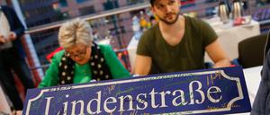 Abschied: Die Schauspieler der "Lindenstraße" signieren Autogrammkarten in der Deutsche Kinemathek, Museum für Film und Fernsehen. 373 Folgen der Serie wurden in die Mediathek der "Deutschen Kinemathek" hinzugefügt. 