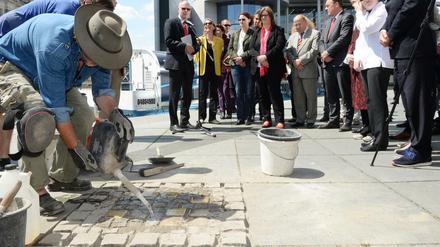 Zehn von Millionen: Seit 2015 erinnern zehn Stolpersteine vor dem Bundestag an die jüdischen Mieter, die einst am Schiffbauerdamm 29 lebten.
