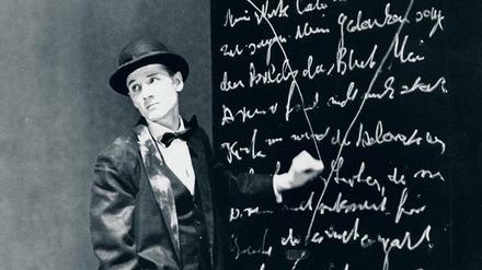 Sein oder nicht sein – oder was? Ulrich Mühe 1990 als Hamlet beziehungsweise moderner Chaplin. 
