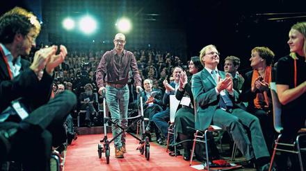 Auf der Falling Walls Konferenz 2019 lief der Querschnittsgelähmte David Mzee mit Hilfe einer Stimulationstechnik bis zur Bühne – unter dem Applaus der Zuschauer.