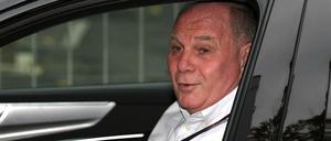 Uli Hoeneß sucht ganz entspannt nach einem neuen Trainer für die Bayern. 