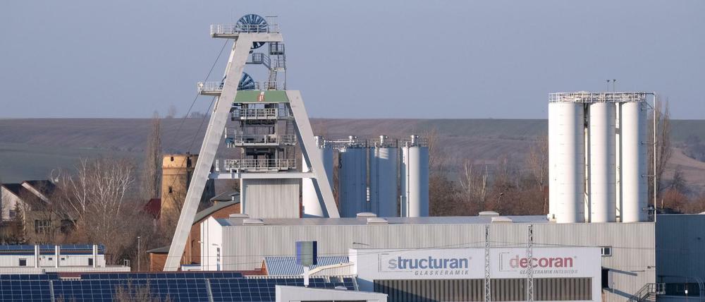 Ein Förderturm und Silos der GTS Grube Teutschenthal GmbH
