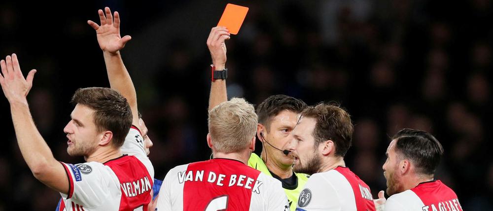 Gibt's doch nicht. Ajax verlor in einer Szene gleich beide Innenverteidiger.