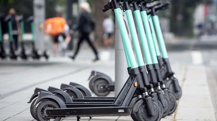 E-Tretroller stehen am Straßenrand.