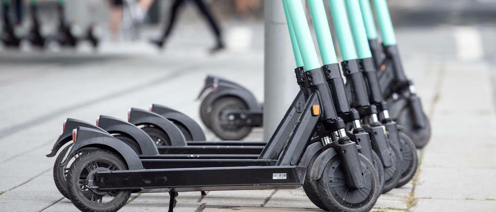 E-Tretroller stehen am Straßenrand.
