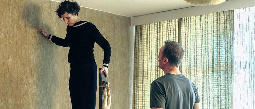 Schutzpatron für einen guten Tod. Nina Rubin (Meret Becker) und Robert Karow (Mark Waschke) nehmen die Wohnung des Ermordeten in Augenschein.