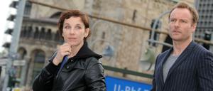 Die Schauspieler Meret Becker als Hauptkommissarin Nina Rubin und Mark Waschke als Hauptkommissar Robert Karow am U-Bahnhof Zoologischer Garten.