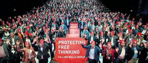 Mit roten Mützen die Freiheit des Denkens schützen. 