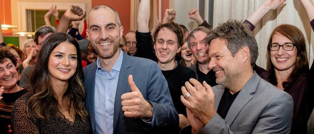 Belit Onay (M, Bündnis 90/Die Grünen) freut sich mit seiner Frau Derya (l), Robert Habeck und weiteren Unterstützern nach Bekanntgabe der Wahlergebnisse.
