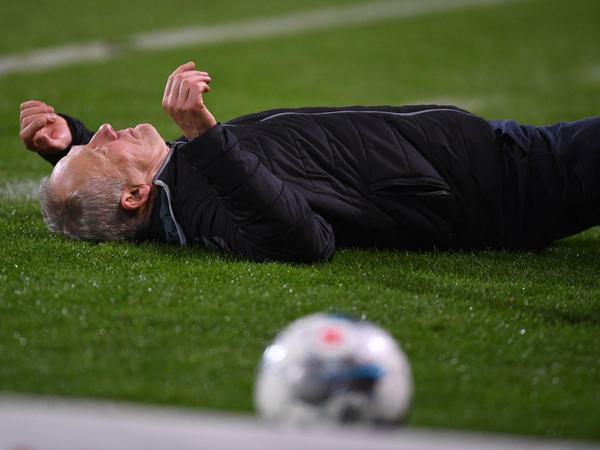 Am Boden: Christian Streich nach dem Bodycheck von Frankfurts David Abraham.
