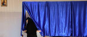 Amtsinhaber Iohannis liegt laut Hochrechnungen 17 Prozent vor der Sozialdemokratin Dancila, die voraussichtlich Ende November in einer Stichwahl antreten werden