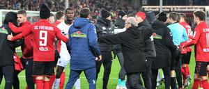 Rudelbildung: Zwischen dem SC Freiburg und Eintracht Frankfurt gab es am Ende der Partie mächtig Stress.