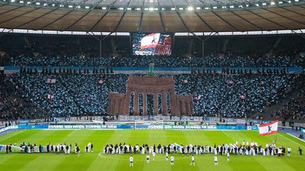 Kurz vor dem Anpfiff wurde eine symbolische Mauer eingerissen. 