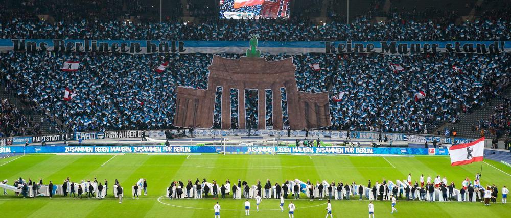 Kurz vor dem Anpfiff wurde eine symbolische Mauer eingerissen. 