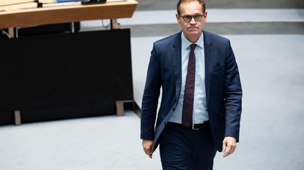 Michael Müller (SPD), Regierender Bürgermeister von Berlin, geht durch den Plenarsaal im Berliner Abgeordnetenhaus. 