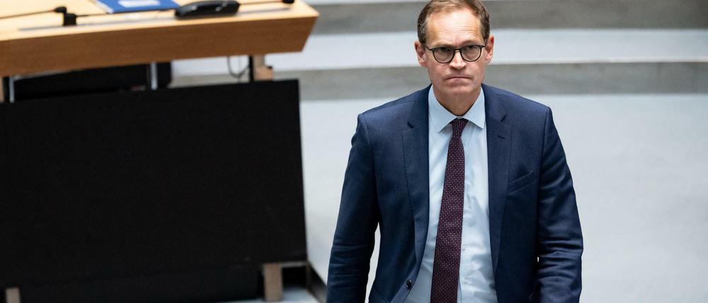 Michael Müller (SPD), Regierender Bürgermeister von Berlin, geht durch den Plenarsaal im Berliner Abgeordnetenhaus. 
