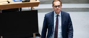 Michael Müller (SPD), Regierender Bürgermeister von Berlin, geht durch den Plenarsaal im Berliner Abgeordnetenhaus. 