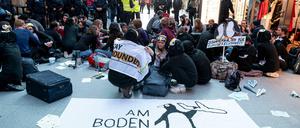 Demonstranten des Bündnisses "Am Boden bleiben" blockieren die Haupthalle des Flughafen Tegels. Die Aktivisten wollen damit auf die Klimaschäden durch den Flugverkehr aufmerksam machen.