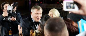 Hape Kerkeling begrüßt eine Bekannte während in die Komische Oper in Berlin kommt.