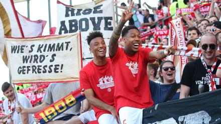 Mainzer Partymännchen. Jean-Paul Boëtius (r.) und Karim Onisiwo feiern nach dem Sieg gegen Köln mit den Fans.