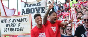 Mainzer Partymännchen. Jean-Paul Boëtius (r.) und Karim Onisiwo feiern nach dem Sieg gegen Köln mit den Fans.