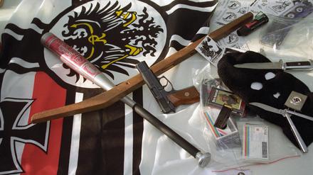 Was die Polizei so bei Razzien entdeckte: 1994 wurde diese Waffensammlung Rechtsextremer im Polizeipräsidium Cottbus präsentiert.