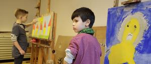 Pedi (l.) und Thore (r.) malen seit Wochen schon an mehreren Bildern. 