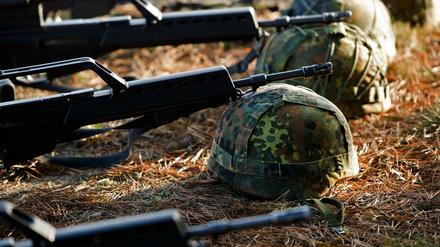 Helme und Gewehre vom Typ Heckler &amp; Koch G36 (Archiv).
