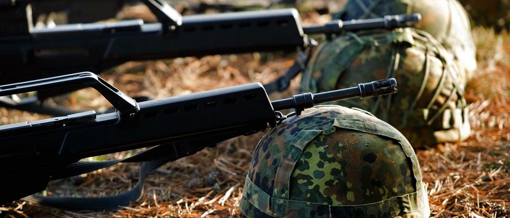 Helme und Gewehre vom Typ Heckler &amp; Koch G36 (Archiv).
