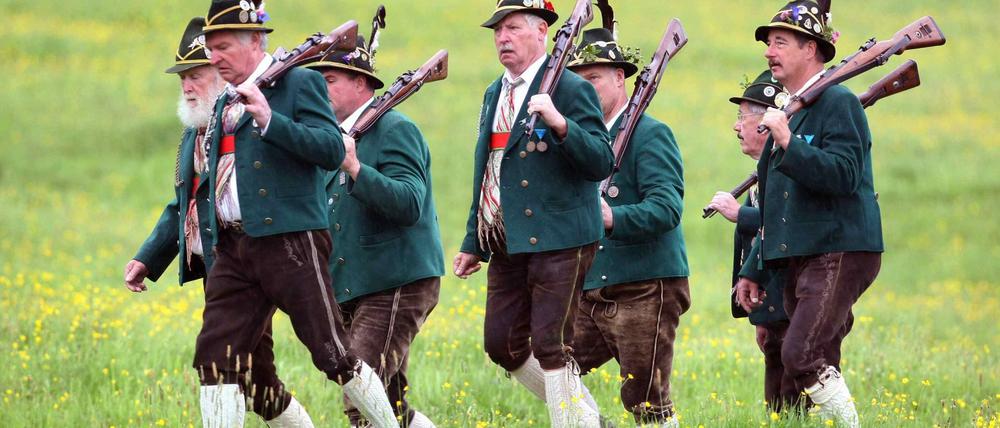 Bayerischen Gebirgsschützen ziehen zu einem Gottesdienst.