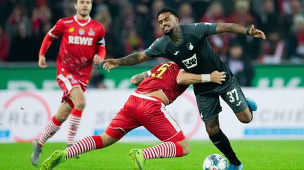 Kölns Rafael Czichos (l) und Hoffenheims Jürgen Locadia versuchen an den Ball zu kommen.