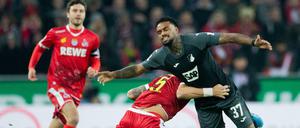 Kölns Rafael Czichos (l) und Hoffenheims Jürgen Locadia versuchen an den Ball zu kommen.