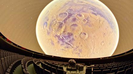Das Zeiss-Planetarium und der neue Sternprojektor.
