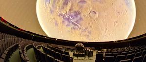 Das Zeiss-Planetarium und der neue Sternprojektor.