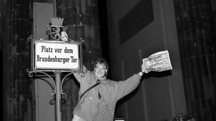 Plötzlich war wahr, was niemand für möglich gehalten hatte: Die Mauer war offen. Archivbild vom 9.11.1989. 