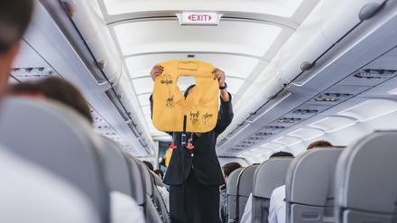 Prekär beschäftigt sind Flugbegleiter häufig, da sie in Teilzeit arbeiten und vom Saisongeschäft abhängen. 