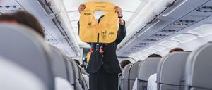 Prekär beschäftigt sind Flugbegleiter häufig, da sie in Teilzeit arbeiten und vom Saisongeschäft abhängen. 