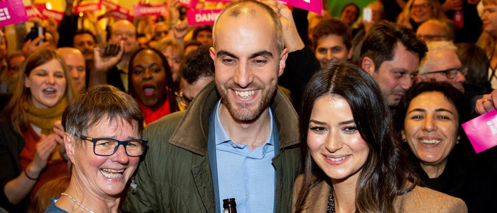 Belit Onay, Sieger der Oberbürgermeisterwahl, feiert mit seiner Frau Derya, rechts, und Gisela Witte, Vorsitzende vom Stadtverband Bündnis 90/Die Grünen, und seinen Unterstützern.