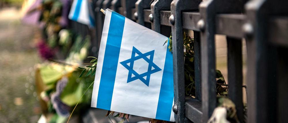 Eine israelische Fahne an einem Gitter der Neuen Synagoge in Berlin