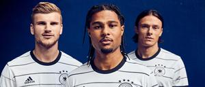 Auf Streife: Timo Werner, Serge Gnabry und Nico Schulz (von links nach rechts) präsentieren das neue Heimtrikot der DFB-Elf.