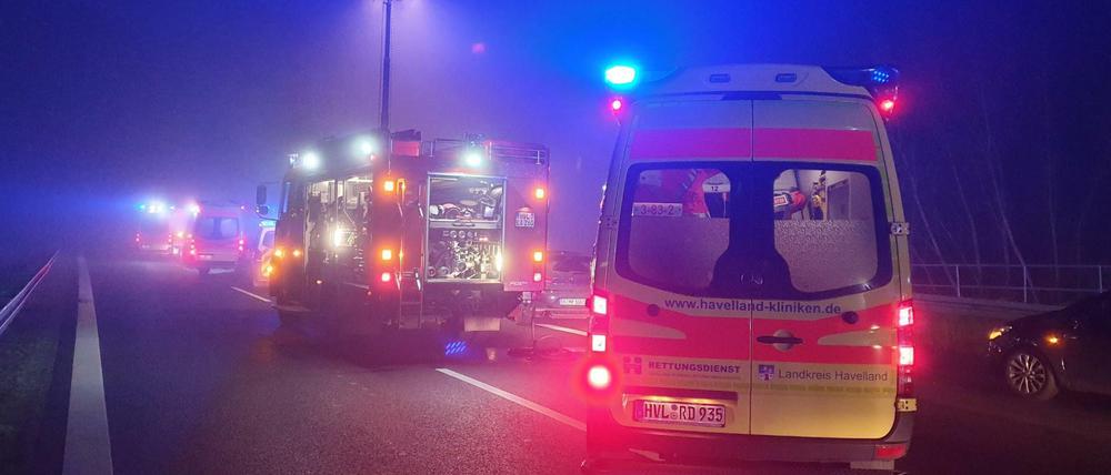 Bei dem Unfall auf der B5 bei Dallgow-Döberitz ist ein Familienvater aus dem Wagen ausgestiegen und überrollt worden.