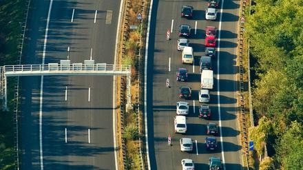 Blick aus einem Flugzeug am Samstag auf einen Rückstau auf der Autobahn A10.