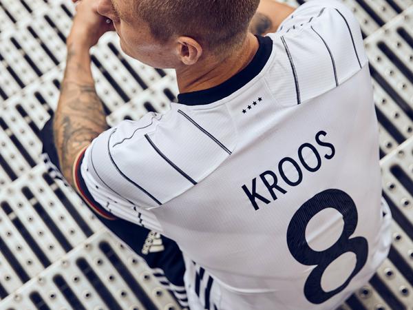 Auf dem Rücken: So sieht das neue Trikot des DFB-Teams von der anderen Seite aus.