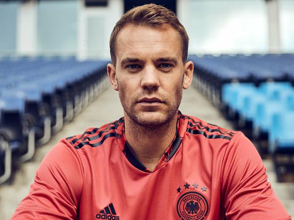 Des Keepers neue Kleider: Auch ein neues Torwarttrikot gehört zur neuen Linie.