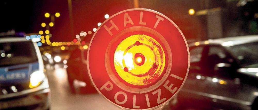 Die Polizei hat einen Raser mit 200 Stundenkilometern auf der A115 gestoppt. 