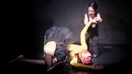Bondage Duell. Ballerina Dasniya Sommer (l.) und Juristin Silke Schönfleisch bei ihrer Performance. 