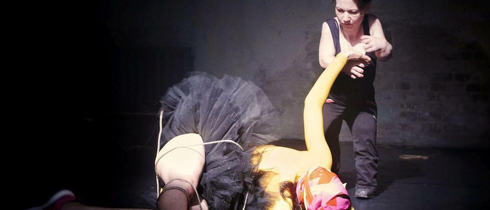 Bondage Duell. Ballerina Dasniya Sommer (l.) und Juristin Silke Schönfleisch bei ihrer Performance.