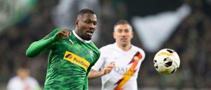 Gladbachs Marcus Thuram (l.) erzielte Gladbachs späten Siegtreffer.