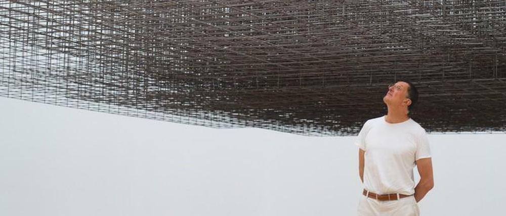 Ein Mann schaut nach oben. Blick in die Ausstellung in der Royal Academy.
